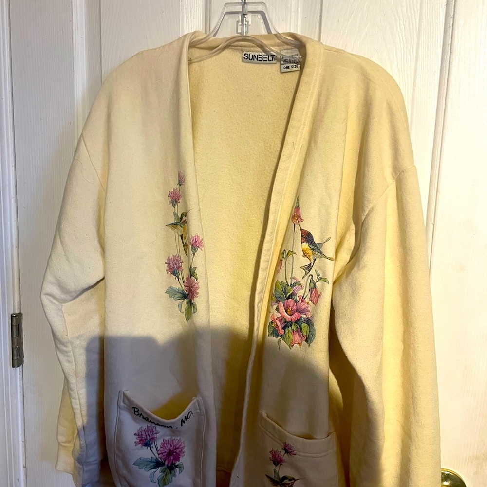 VERY ADORABLE SWEATER. Honestly I don’t wanna sell it but I’m a shopaholic!🥹